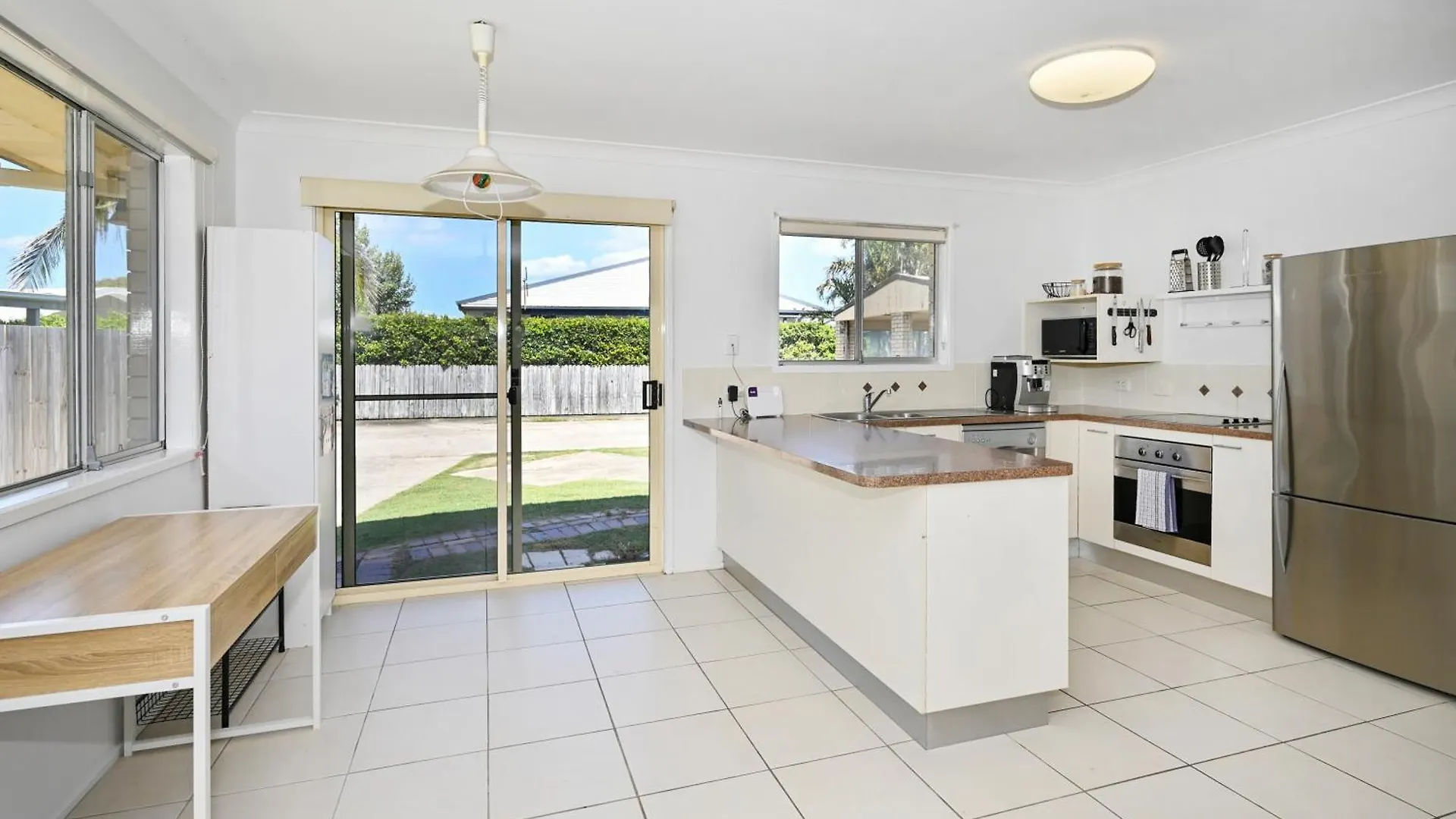 Bungalow On The Beach 4 B/R, 8 Guests, Aircon Zg2 Buddina 0*,  Australia