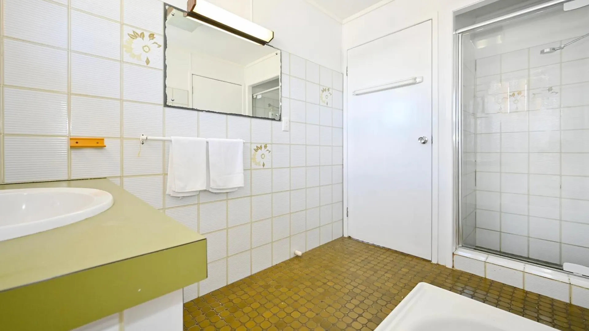 Bungalow On The Beach 4 B/R, 8 Guests, Aircon Zg2 Buddina