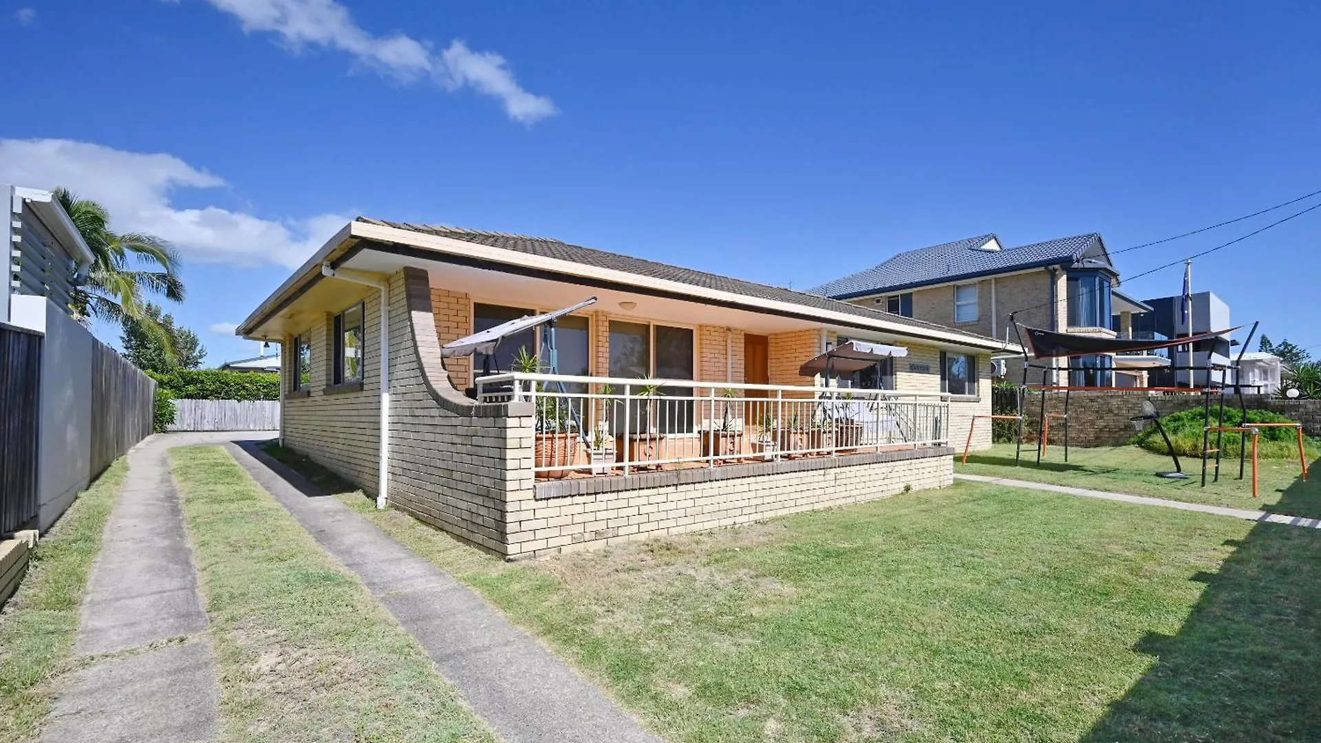 Bungalow On The Beach 4 B/R, 8 Guests, Aircon Zg2 Buddina Holiday home